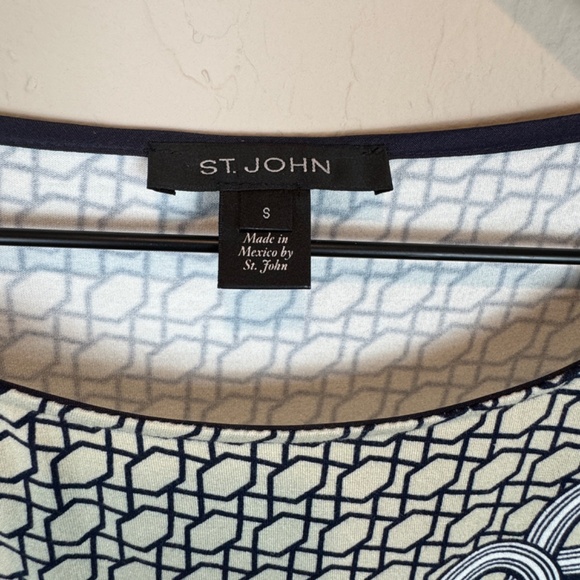 ST. JOHN Geometric Lattice Top with Button Sleeve Detail - Picture 9 of 12